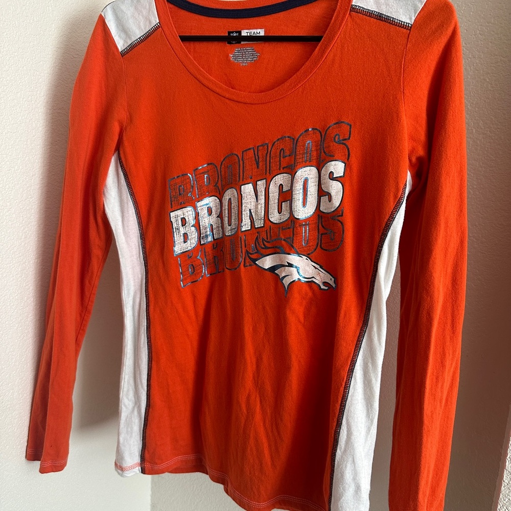 Women’s Large NFL Team apparel Broncos top